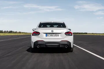 Vista trasera del BMW Serie 2 mostrando la línea y diseño de escape.