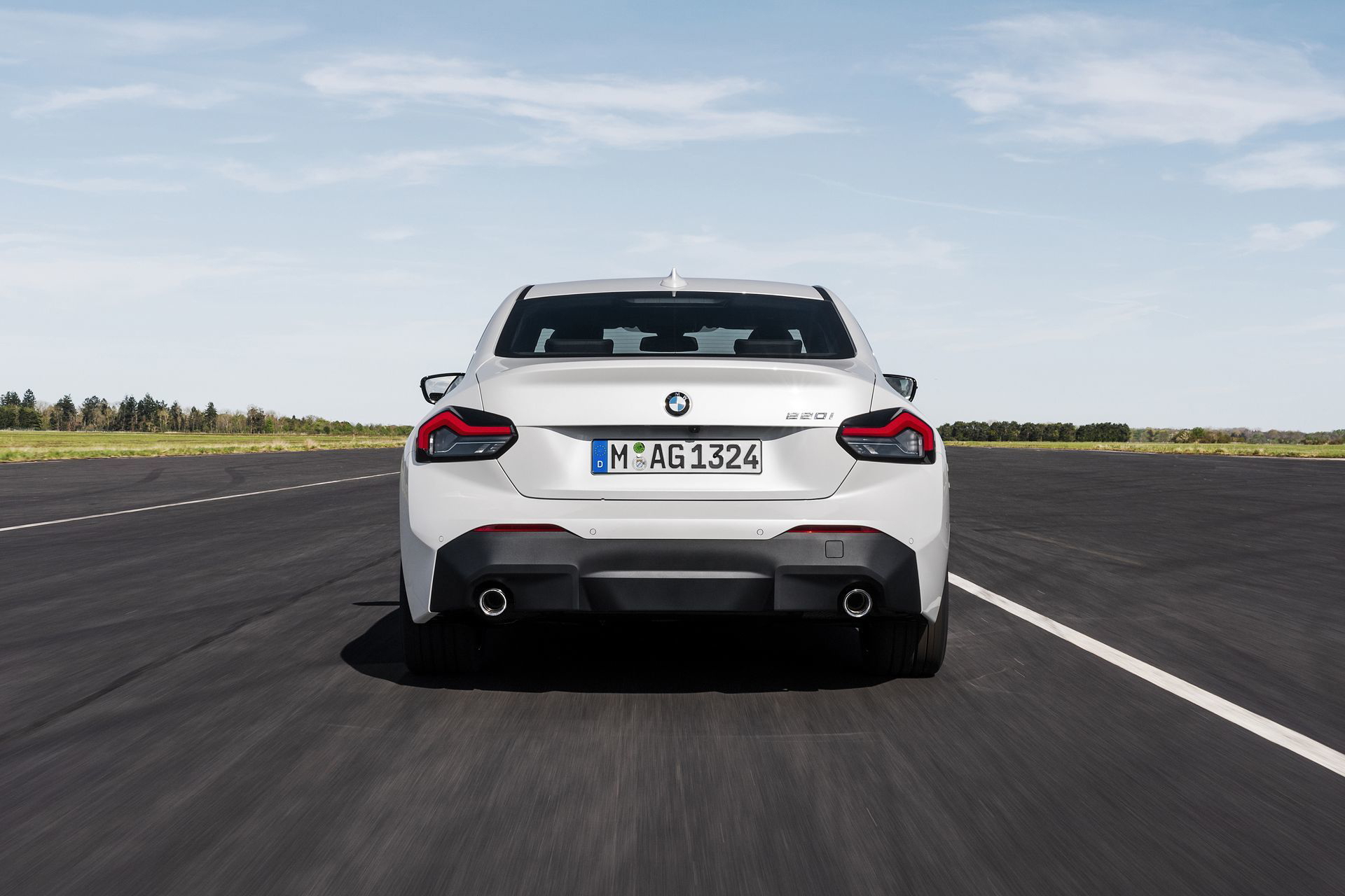 Vista trasera del BMW Serie 2 mostrando la línea y diseño de escape.