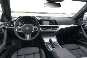 Vista frontal del habitáculo, destacando calidad y diseño ergonómico.