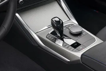 Vista de la consola central del BMW Serie 2 con la palanca de cambios.