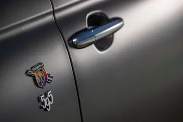 Vista cercana del detalle del emblema del escorpión de Abarth en la carrocería.