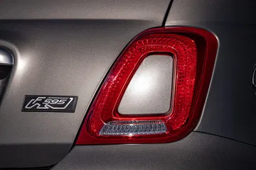 Foco trasero del Abarth 595 resaltando su diseño único.