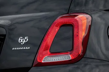 Vista cercana de la luz trasera del Abarth 695 que resalta su diseño y forma característica.