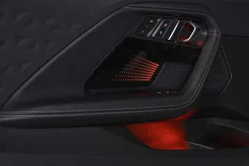 Vista cercana de la luz trasera LED de un BMW Serie 2, diseño moderno y distintivo.
