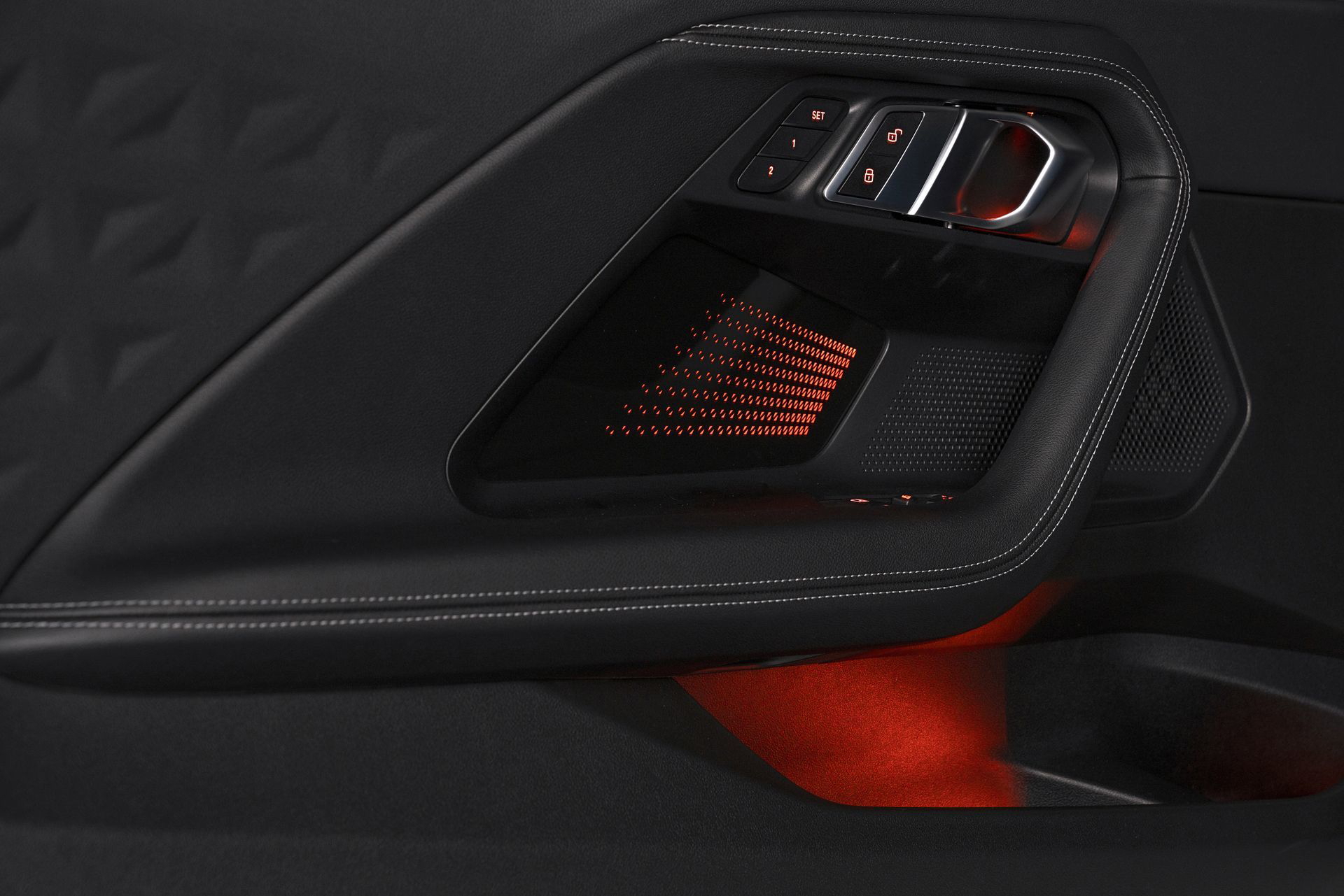 Vista cercana de la luz trasera LED de un BMW Serie 2, diseño moderno y distintivo.