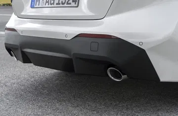Primer plano de la elegante manija de la puerta del BMW Serie 2.