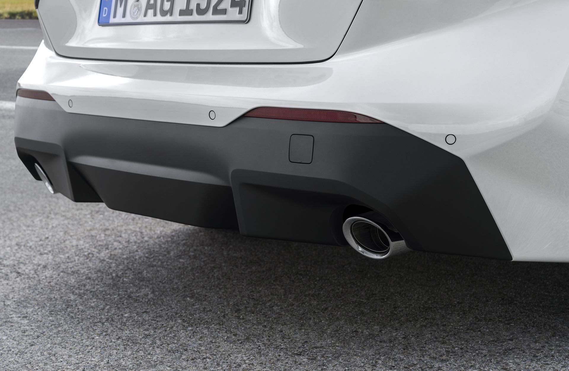 Primer plano de la elegante manija de la puerta del BMW Serie 2.