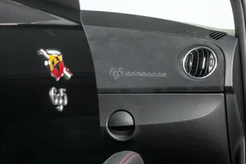 Vista del emblema Abarth en el salpicadero del 695, enfatizando su herencia deportiva.