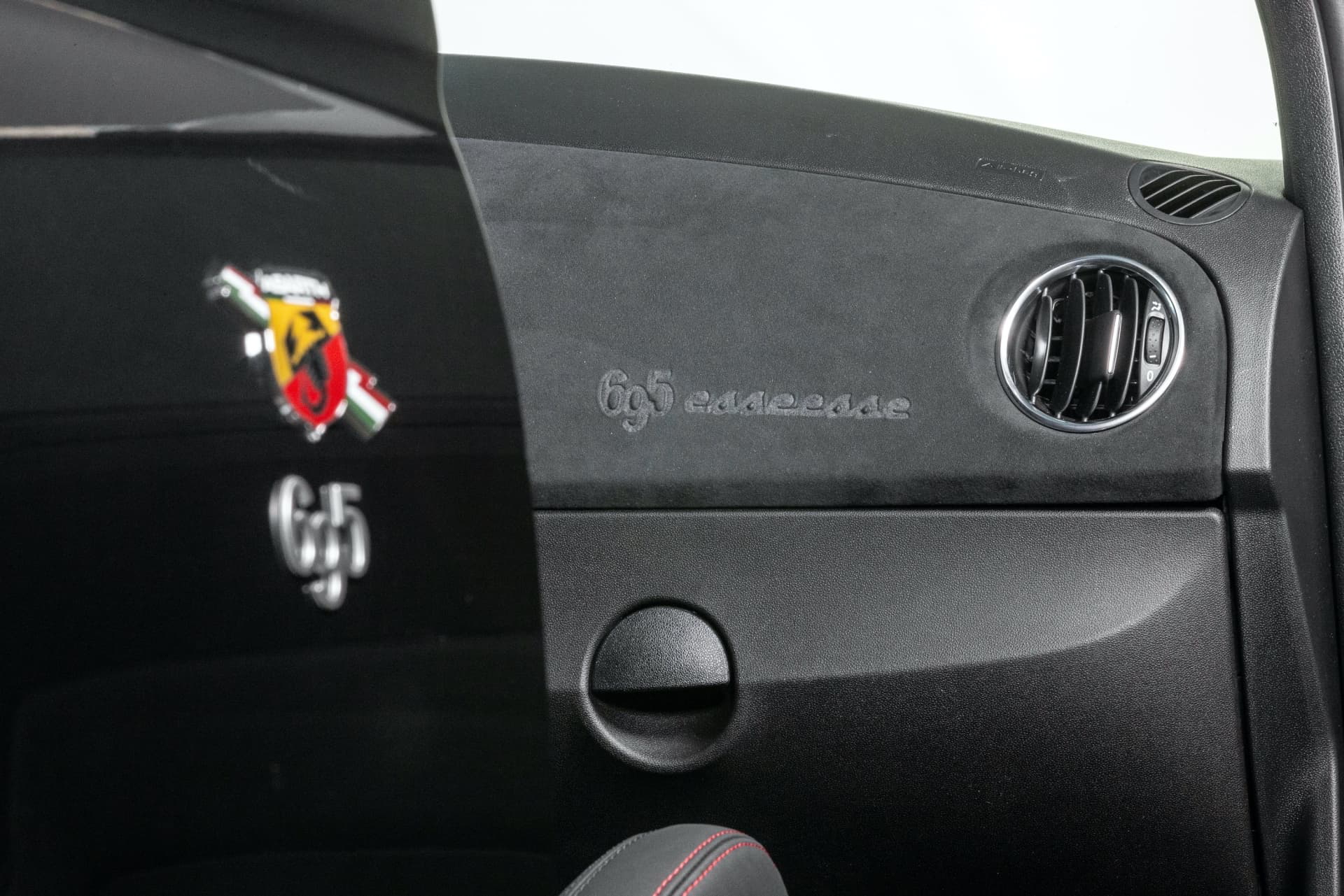 Vista del emblema Abarth en el salpicadero del 695, enfatizando su herencia deportiva.