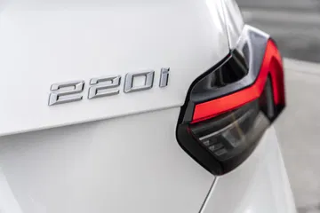 Vista en detalle de la insignia y luz trasera del BMW Serie 2.