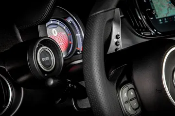 Imagen del cuadro de instrumentos del Abarth 595 con diseño deportivo y acabados refinados.