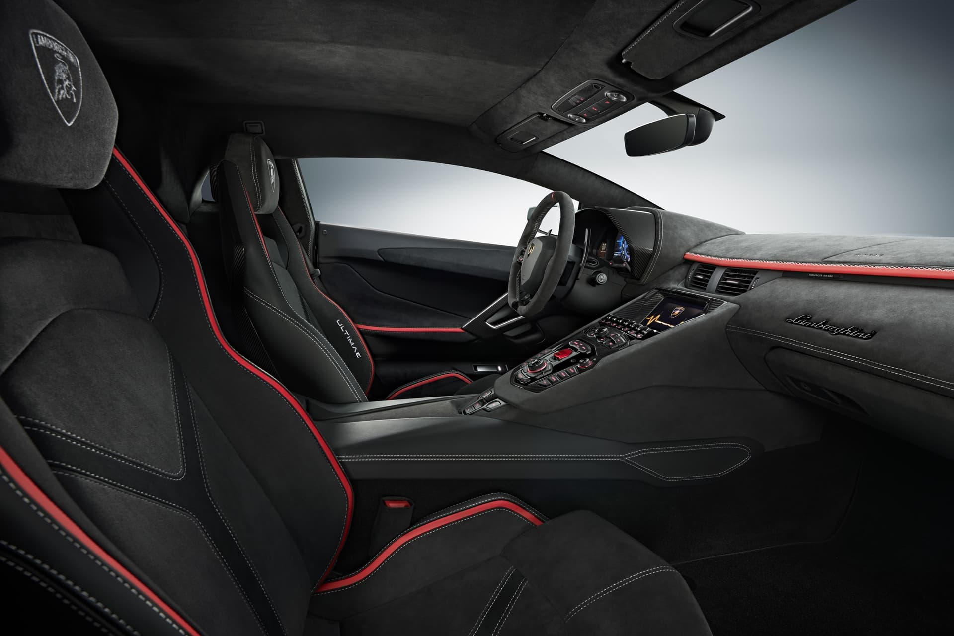 Vista lateral del interior de un Lamborghini Aventador, destacando sus asientos deportivos y acabados premium.