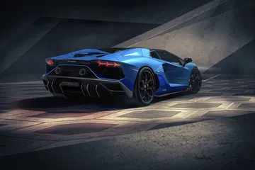 Vista dinámica del Lamborghini Aventador en tonalidad azul resplandeciente.