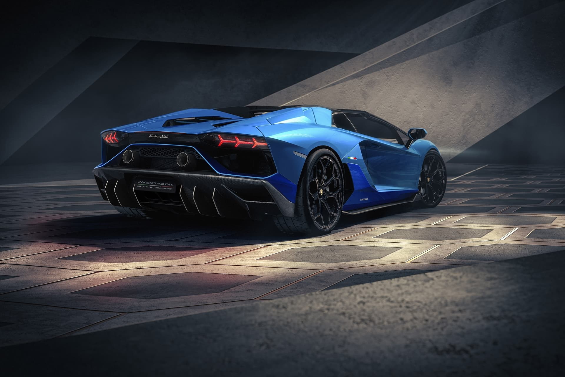Vista dinámica del Lamborghini Aventador en tonalidad azul resplandeciente.