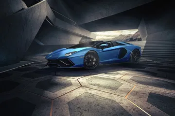 Vista lateral de un Lamborghini Aventador en color azul vibrante.