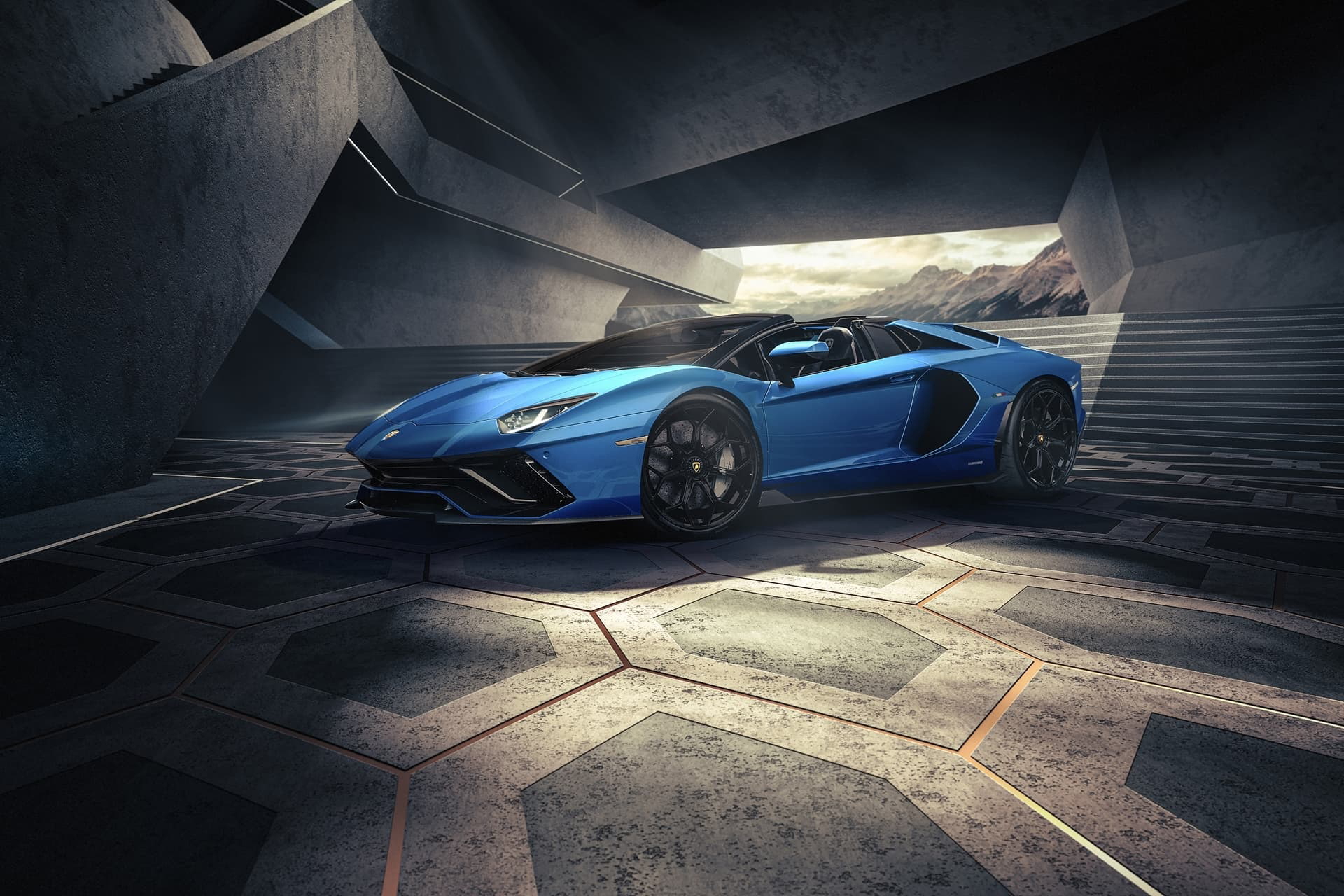 Vista lateral de un Lamborghini Aventador en color azul vibrante.