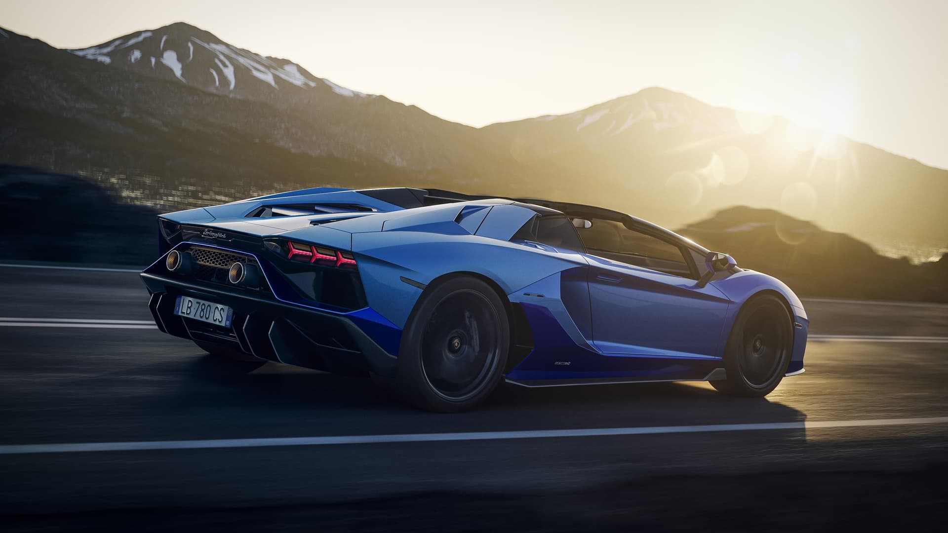 Lamborghini Aventador azul muestra su diseño aerodinámico.