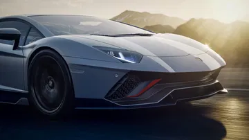 Vista frontal del Lamborghini Aventador al amanecer.