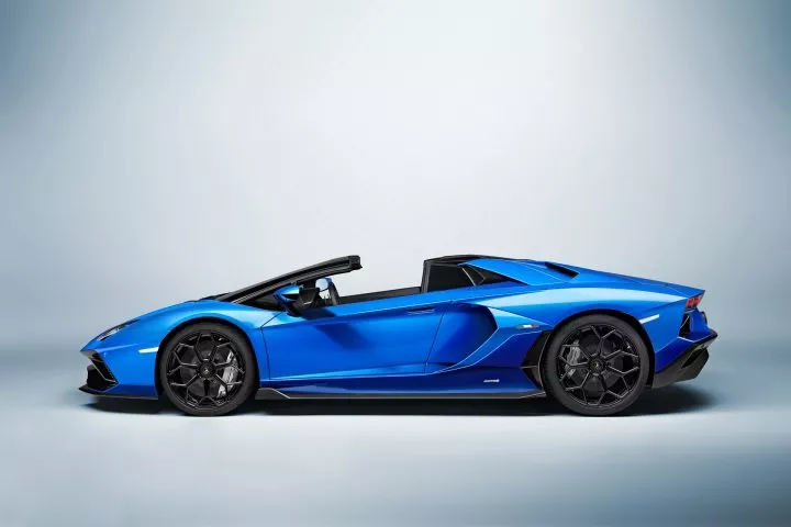 Vista lateral de un Lamborghini Aventador en tono azul vibrante