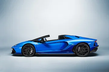 Vista lateral de un Lamborghini Aventador en tono azul vibrante