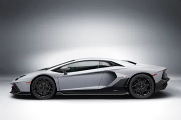 Vista dinámica lateral del Lamborghini Aventador que destaca sus líneas agresivas.