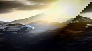 Lamborghini Aventador capturando la luz del atardecer en movimiento.