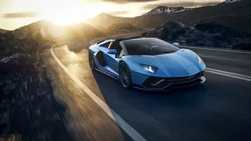 Lamborghini Aventador capturado en todo su esplendor durante una puesta de sol.
