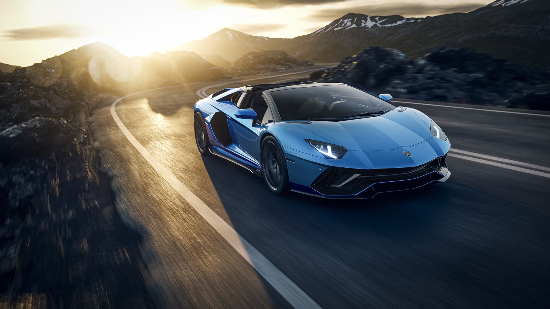 Lamborghini Aventador capturado en todo su esplendor durante una puesta de sol.