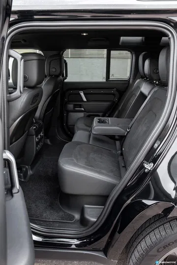 Land Rover Defender 110 V8 Interior 00010