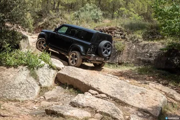 Land Rover Defender 110 V8 Offroad 00002