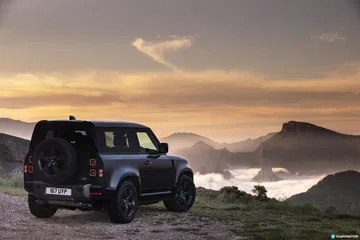 Land Rover Defender 90 V8 Exterior 00001