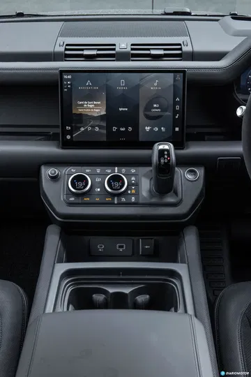 Land Rover Defender 90 V8 Interior 00007
