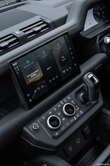 Land Rover Defender 90 V8 Interior 00009