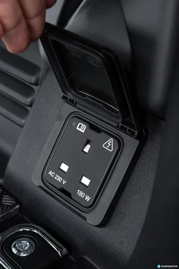 Land Rover Defender 90 V8 Interior 00020