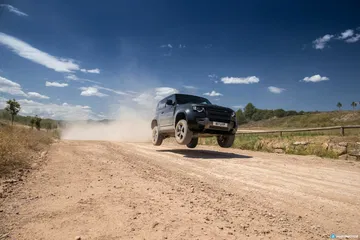 Land Rover Defender 90 V8 Offroad 00003