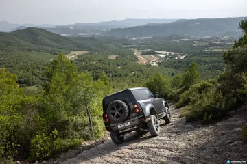 Land Rover Defender 90 V8 Offroad 00012