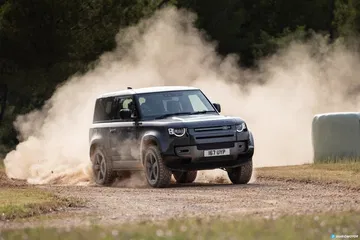 Land Rover Defender 90 V8 Offroad 00024