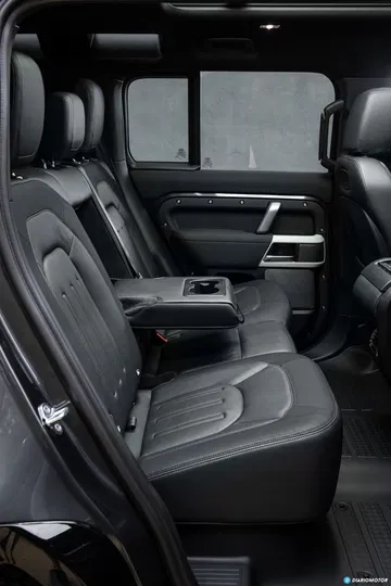 Land Rover Defender D300 Interior 00007