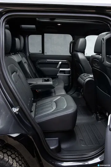 Land Rover Defender D300 Interior 00008