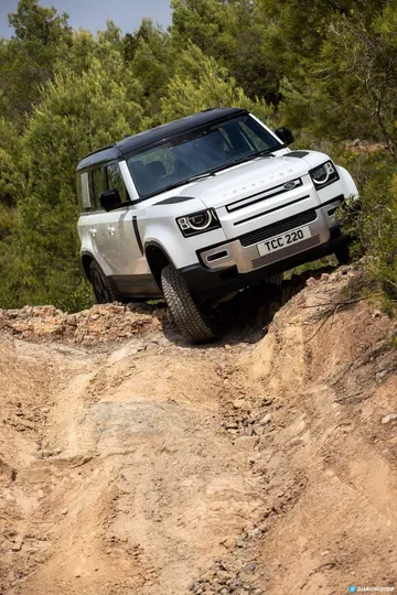 Land Rover Defender Phev Offroad 00002