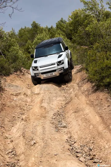 Land Rover Defender Phev Offroad 00004