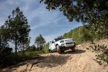 Land Rover Defender Phev Offroad 00007