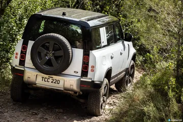 Land Rover Defender Phev Offroad 00008