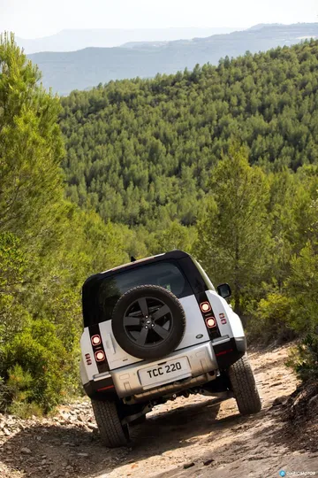 Land Rover Defender Phev Offroad 00011