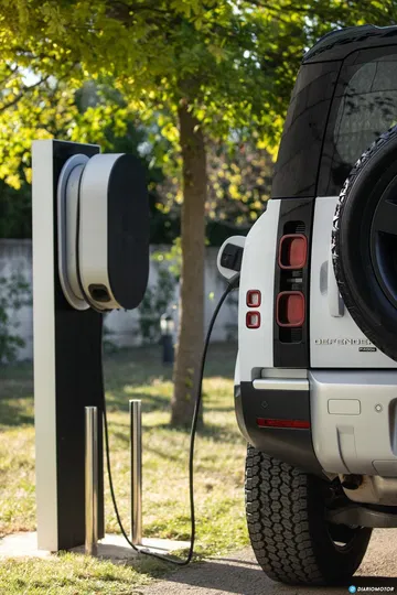 Land Rover Defender Phev Recarga 00012