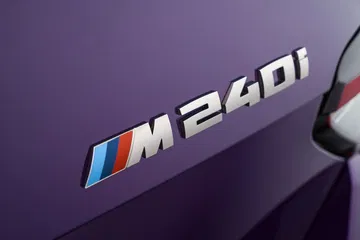 Vista cercana del emblema M240i que denota la versión y deportividad.