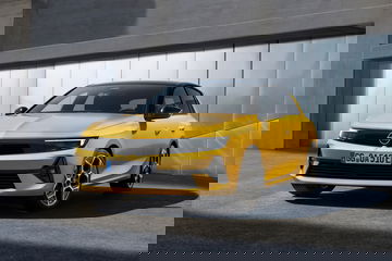Opel Astra 2022 Frontal Amarillo 01