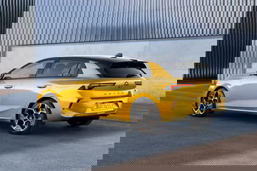 Opel Astra 2022 Trasera Amarillo 01