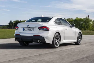 Vista trasera y lateral del BMW Serie 2, resaltando su elegante diseño dinámico.