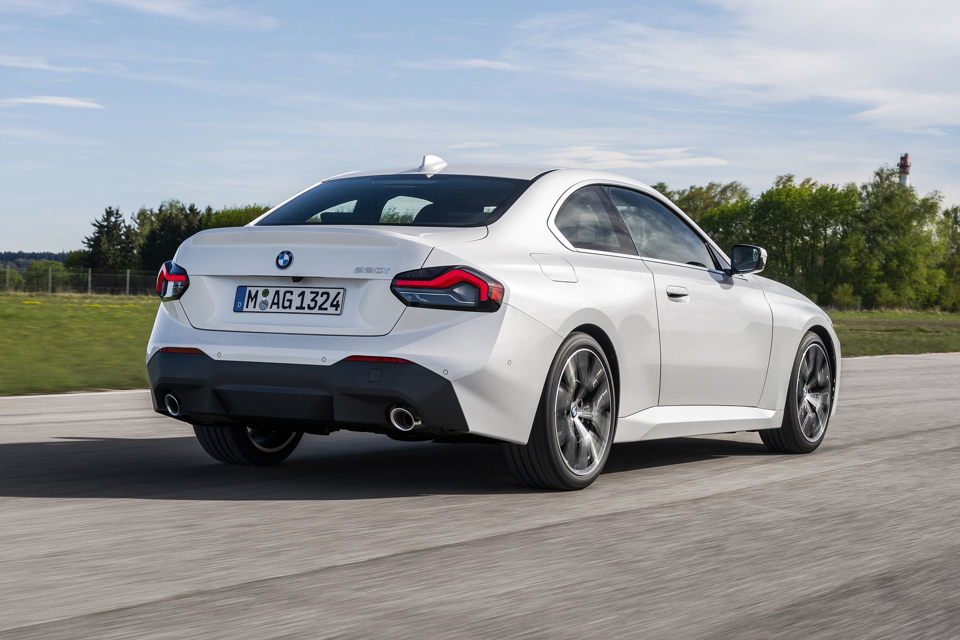 Vista trasera y lateral del BMW Serie 2, resaltando su elegante diseño dinámico.